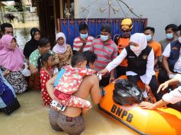 Khofifah Kerahkan Semua Sumber Daya Pastikan Banjir Pamekasan Cepat Surut