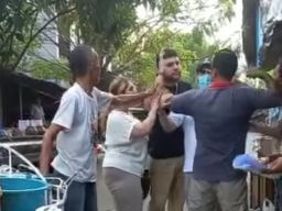 Waspada, 3 Bule Berkeliaran Diduga Tipu Pedagang Kota Pasuruan