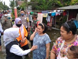 Tinjau Banjir di Ploso, Bupati Jombang Doakan Bumil Hingga Telepon BBWS