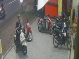 Aksi Dua Pria Curi Sepeda Motor di Sidoarjo Terekam CCTV
