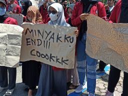 Duduki DPRD Ponorogo, Mahasiswa Tuntut Stabilkan Harga Minyak