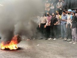 Demo Tuntut Mendag Lutfi Mundur di Kota Malang Diwarnai Aksi Bakar Ban