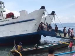 Terseret Arus, KMP Tiga Anugrah Kandas di Pelabuhan Gilimanuk