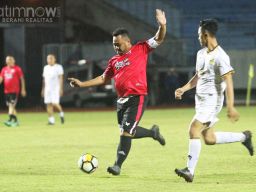 FOTO: Gus Yani Ajak Bupati Tanah Laut Main Bola