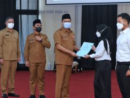 Serahkan SK PPPK, Gus Ipul: Jangan Jadi Guru yang Datang Lalu Pulang Saja