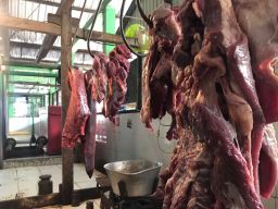 Harga Daging Ayam dan Sapi di Pasar Sukodono Sidoarjo Merangkak Naik