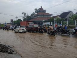 Lalu Lintas Jalan Raya Kraton Pasuruan Merayap Imbas Banjir Sungai Welang
