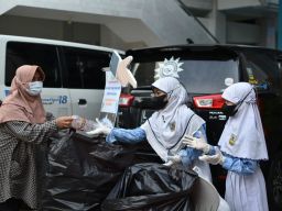 SD Muhammadiyah 18 Surabaya Bagikan 400 Minyak Goreng hingga Gula ke Warga