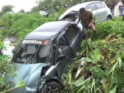 Nekat Salip Kereta Kelinci, Sedan Tabrak Yaris di Jombang, Nyungsep ke Sungai