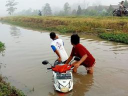 Warga Sidoarjo Temukan Motor Misterius di Dasar Sungai Desa Durungbanjar