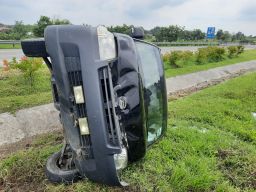 Ban Pecah, Mobil Granmax Terguling di Tol Jombang