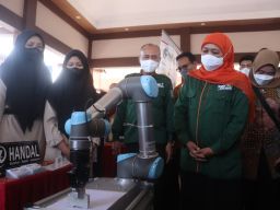 Khofifah Sebut Vokasional Bagian Mutlak dari Industri, Dunia Usaha dan Kerja