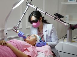 Teknik Ini Bisa Bikin Wajah Glowing dan Menghapus Tato Tanpa Rasa Sakit