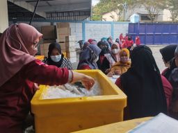 Melihat dari Dekat Tradisi Megengan Jelang Ramadan Perusahaan Rajungan di Gresik