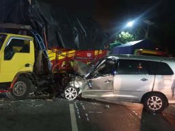 Innova Ringsek Tabrak Truk di Mojokerto, Satu Orang Terluka