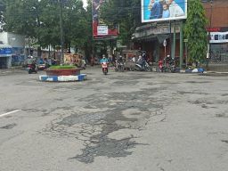 Warga Mengeluh Banyak Jalan Rusak di Ponorogo