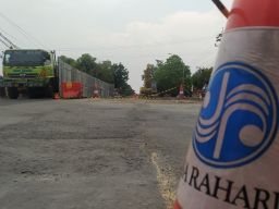 Kendaraan Besar Ngeyel Melintas Jembatan Lamongan, 3 Ambulans Terjebak Macet