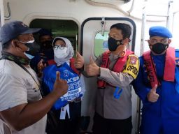 Kapolda Jatim Tinjau Vaksinasi Masyarakat Pesisir Gresik yang Digelar Ditpolair