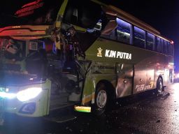 Begini Kronologi Bus Seruduk Truk di Tol Mojokerto-Jombang