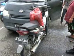 Gara-gara Jalan Berlubang di Jombang, Motor Ringsek Tabrak Pikap