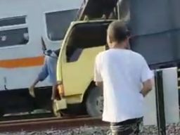 Kereta Api Seruduk Truk di Lamongan, Lokomotif Ringsek