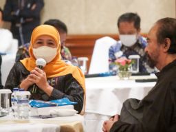 Di Hadapan Surya Paloh, Khofifah Pamer Penurunan Kemiskinan di Jatim