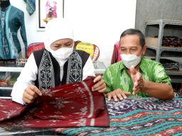 Kagumi Tenun Ikat dan Songket Parengan Lamongan, Khofifah Usul jadi Desa Devisa