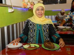 Khofifah Kepincut Lezatnya Ikan Asap Khas Dringu