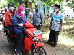 Khofifah Bonceng Puan Maharani Naik Motor Keliling Pulau Oksigen Gili Iyang
