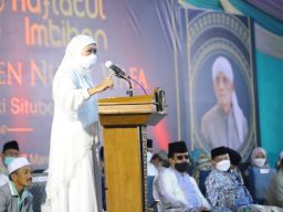 Malam Nisfu Syaban, Khofifah Salawatan di Ponpes Nurul Wafa Situbondo