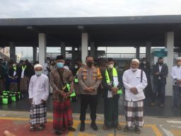 Kapolresta Banyuwangi Berangkatkan Umrah Kiai Kampung dan Istrinya