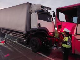 Truk Boks Tabrak Bus Ladju di Tol Gempol, 1 Orang Tewas dan 2 Terluka