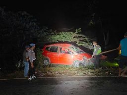 Mobil Terbalik di Pacet Mojokerto, 4 Orang Satu Keluarga Terluka