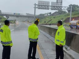 Foto: Longsor di Tol Pandaan-Malang