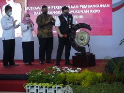 Mas Dhito Akan Bentuk Tim Khusus Tangani Jalan Kurang Layak