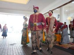 Mas Dhito Jadikan Pakaian Khas Kediri Sebagai Seragam Dinas Hari Kamis