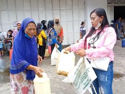 Antre 1,5 Jam dan Berpanas-panasan, Warga Ponorogo Gagal Dapatkan Migor Curah