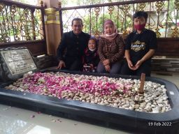 Bikin Kaget, Pria Mirip Didi Kempot di Makam Godfather of Broken Heart