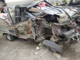 Mobil Boks Tabrak Truk Trailer Hingga Ringsek di Jalan Raya Balongbendo Sidoarjo