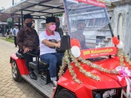 Mas Ipin Beli Mobil Listrik Karya Siswa SMK Trenggalek