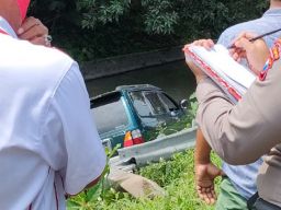Sopir Mengantuk, Mobil di Jombang Nyelonong Nyungsep ke Sungai