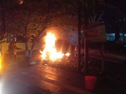 Mobil Mercy yang Dikemudikan Seorang Cewek Terbakar di Surabaya