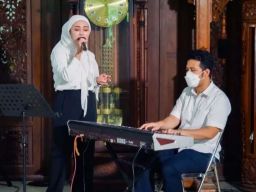 Momen Wagub Emil Dardak Duet Bareng Bu Kades Cantik Lamongan