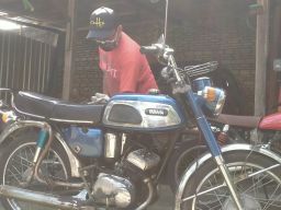 Warga Bareng Jombang Restorasi Motor Jadul Dua Silinder