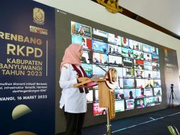 Singgung Jasa Setrika Keliling, Bupati Ipuk: Inovasi Jadi Kunci