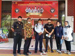 Senyum Lebar Narapidana Kasus Terorisme asal Aceh saat Keluar dari Lapas Porong