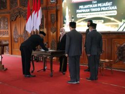 Ning Ita Lantik Tiga Kepala Dinas, Salah Satunya Pejabat dari Ibu Kota Jakarta