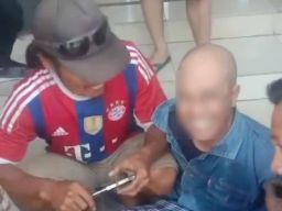 Viral, Pria Ini Pamer Anunya Depan Kasir Minimarket di Sidoarjo