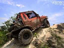 Foto: Keseruan Mbrasak Perbukitan Hollywood Gresik yang Ekstrem