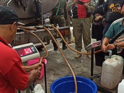 Operasi Pasar Minyak Goreng Curah Pemkab Ponorogo, Pedagang Kecewa Antre Lama